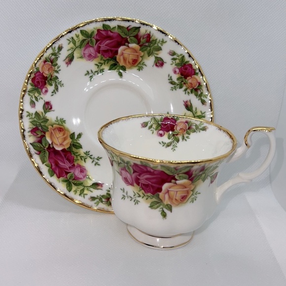 OLD COUNTRY ROSES FOOTED TEACUP AND SAUCER 1962 ROYAL ALBERT BONE CHINA - Picture 3 of 14